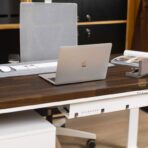 biurko pod komputer z dębowym, brązowym blatem