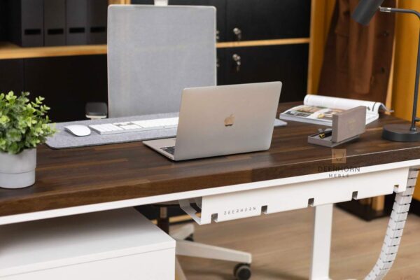 biurko pod komputer z dębowym, brązowym blatem