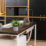 biurko skandynawskie białe z brązowym blatem