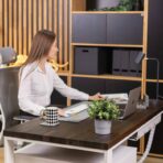 biurko z drewnianym, brązowym blatem