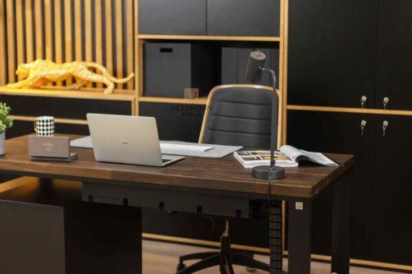 drewniane biurko do biura na metalowych nogach