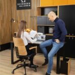 meble biurowe loft, czarne z drewnem