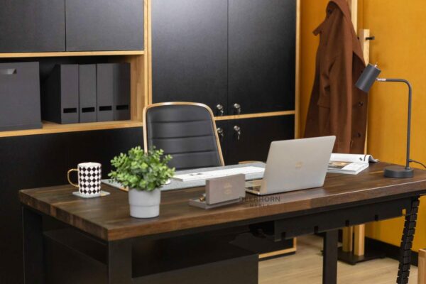 nowoczesne biurko biurowe z drewnianym blatem