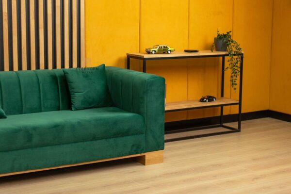 zielona sofa do salonu na drewnianych nogach