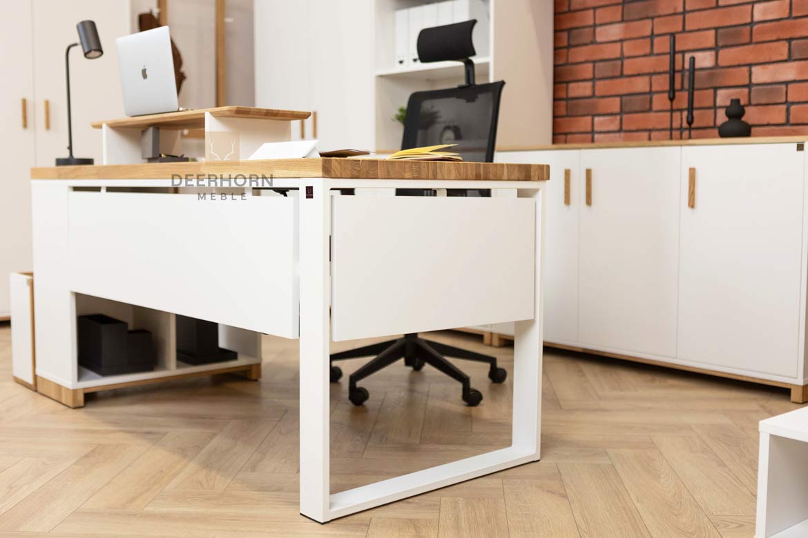 Wyjątkowe biurko z drewnianym blatem i stalowymi nogami, idealne do eleganckich wnętrz