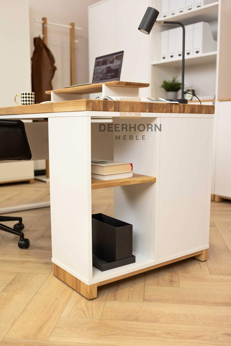 Funkcjonalne biurko z półkami na książki i przestrzenią na laptopa, stworzone do efektywnej pracy