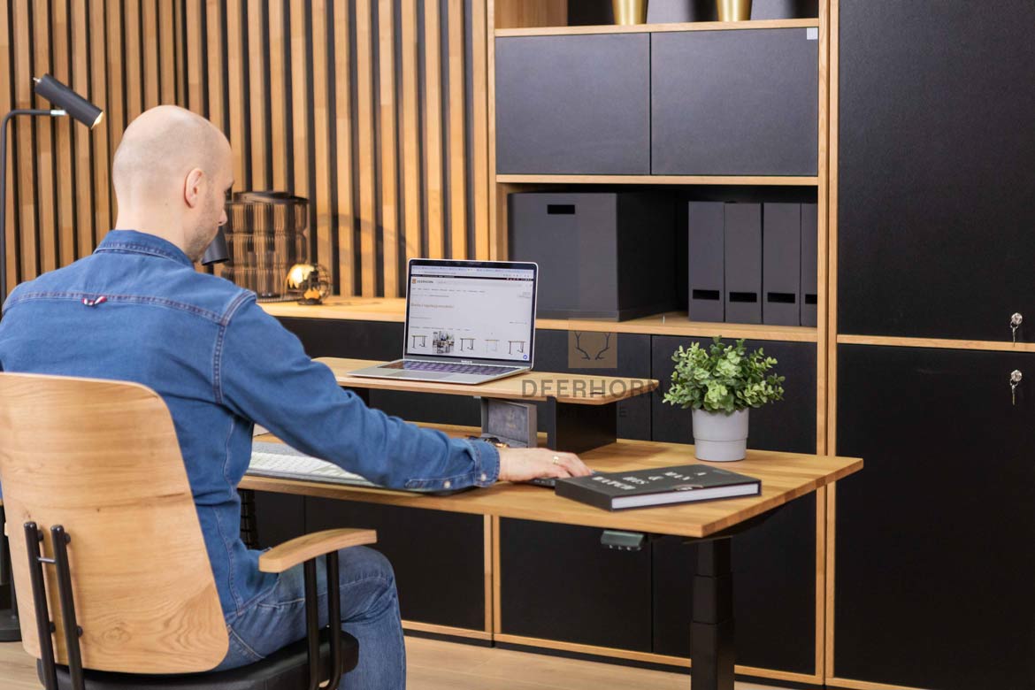 Biurko o nowoczesnym designie z wytrzymałym drewnianym blatem i solidnymi metalowymi nogami, stanowiące centralny element wyposażenia pomieszczenia