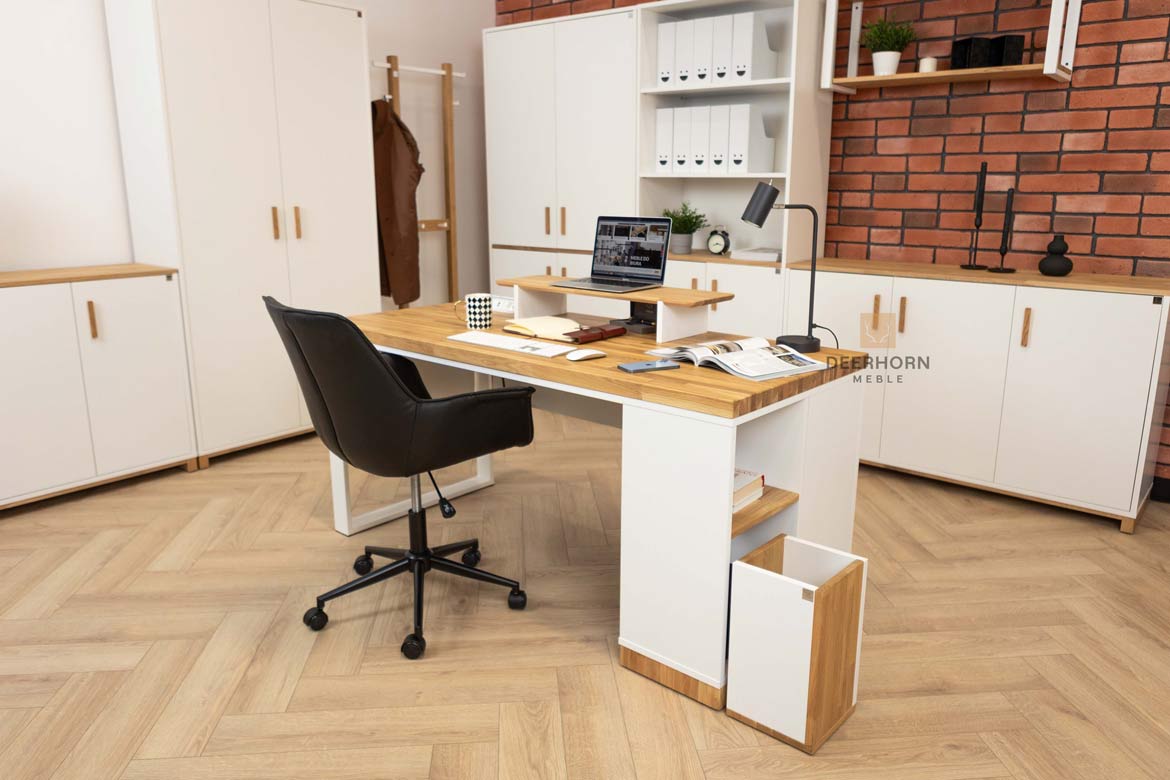 Biurko drewniane w kontekście innych mebli biurowych, takich jak szafy i regały, tworzące harmonijną przestrzeń pracy