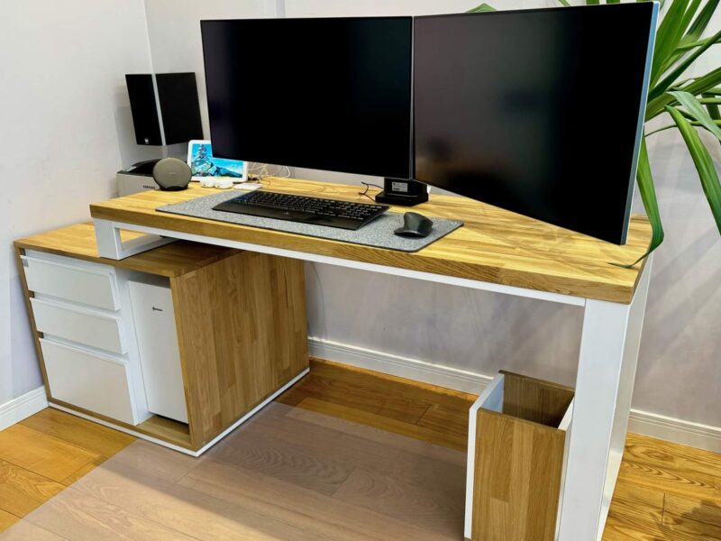 biurko gamingowe z kontenerkiem i dwoma monitorami