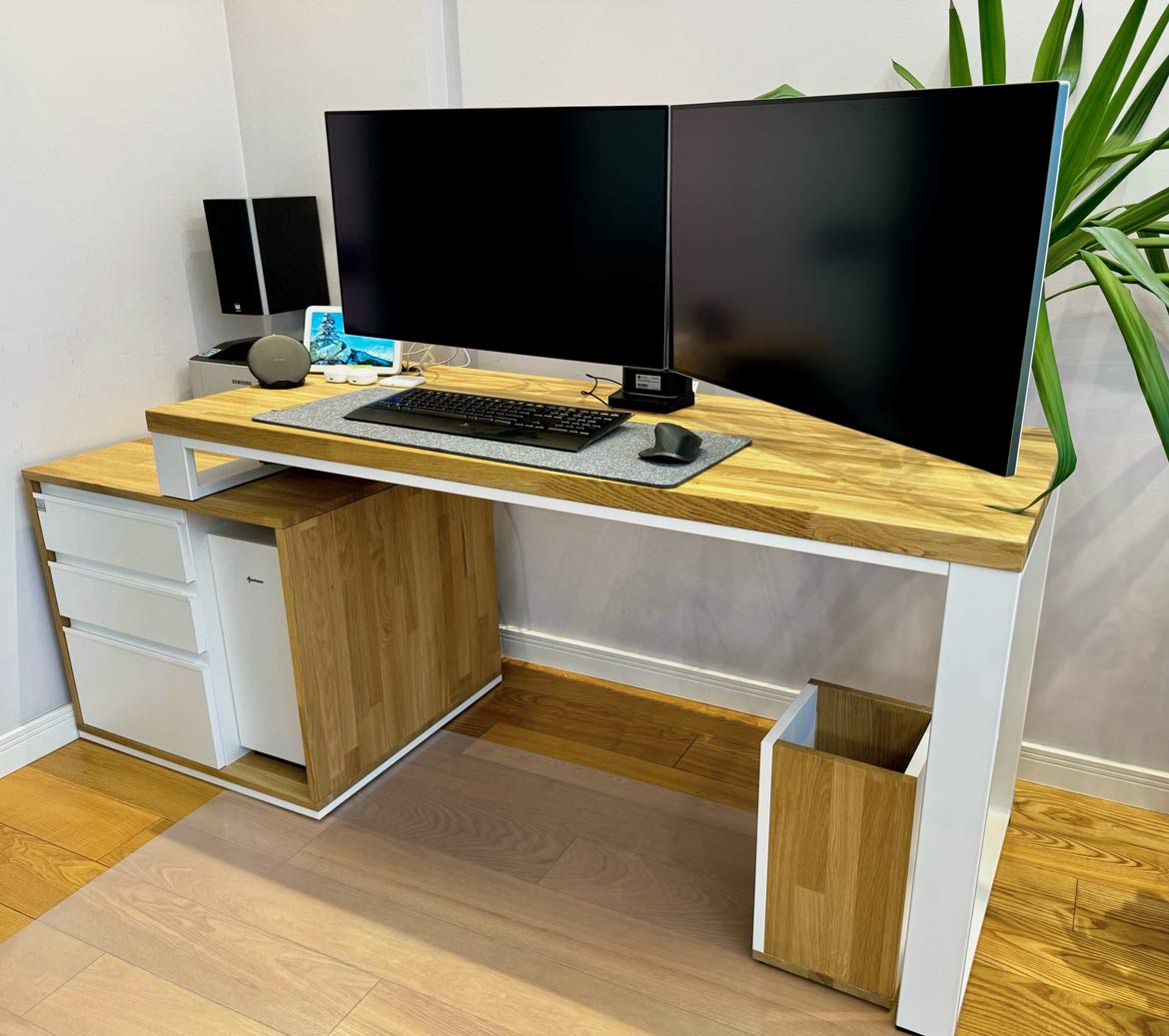 biurko gamingowe z kontenerkiem i dwoma monitorami