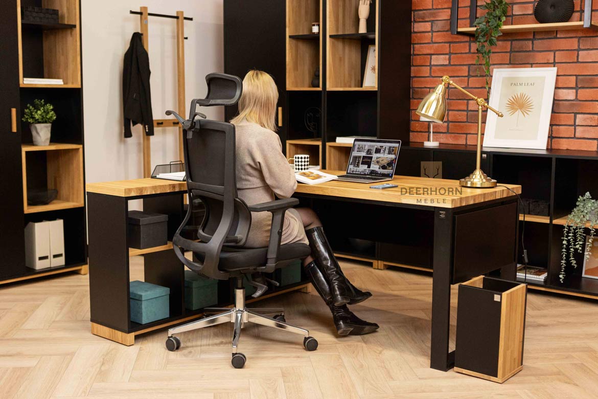 biurko lewe drewniane z półkabina dokumenty