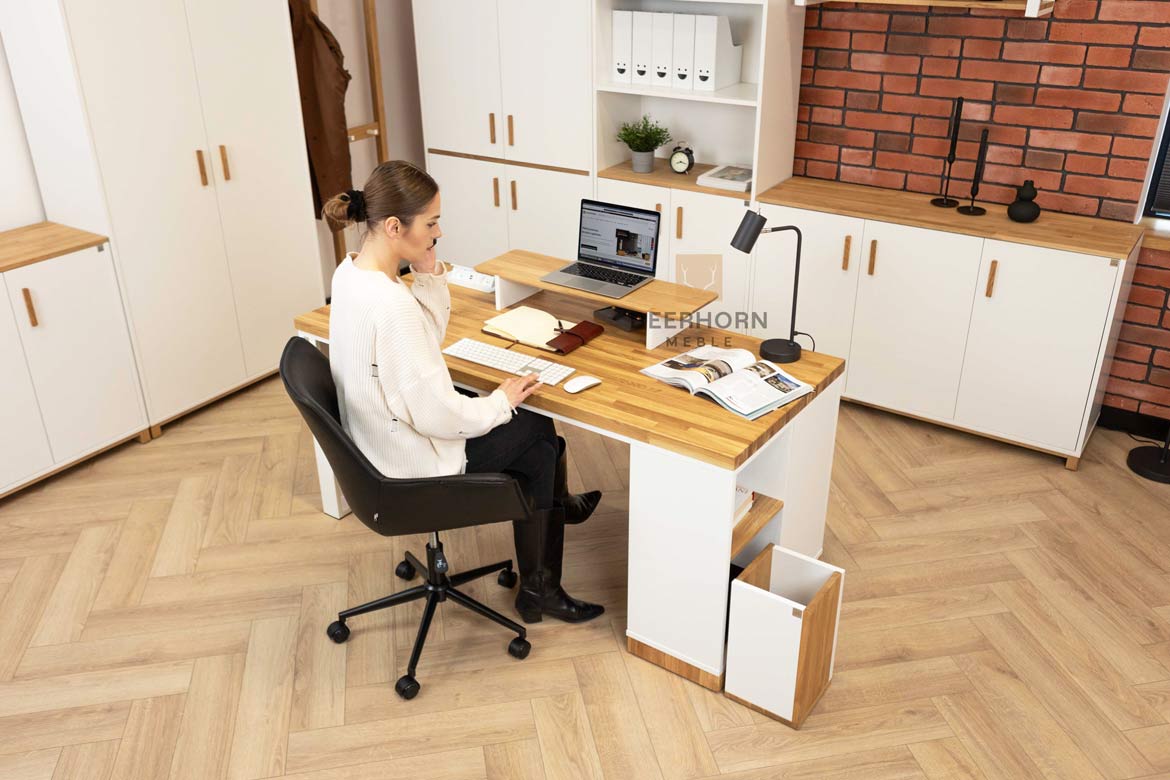 Biurko z meblami, dodającymi dodatkową funkcjonalność i przechowywanie w biurze