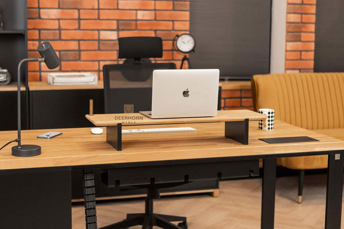 biurko z nadstawką na laptopa