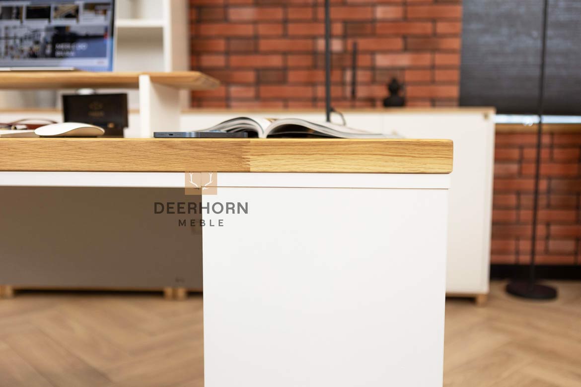 Biurko z drewnianym blatem i białymi osłonami, idealne połączenie tradycji i nowoczesności w przestrzeni biurowej