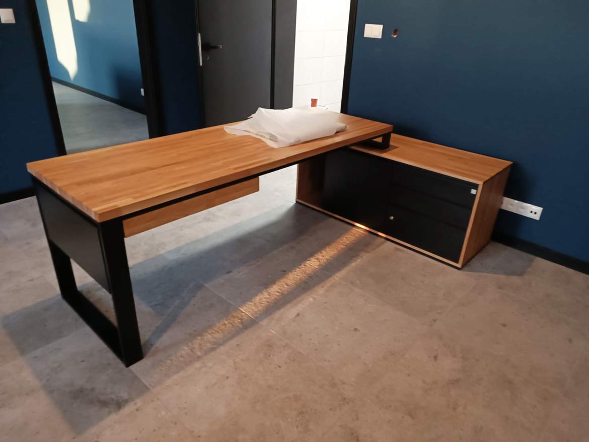 długie biurko z kontenerem i szufladą