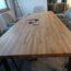 drewniany stół do rozmów