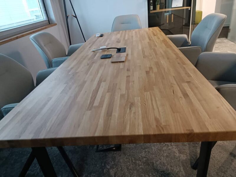 drewniany stół do rozmów
