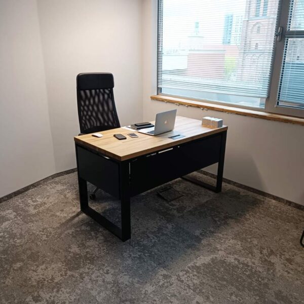 małe biurko do pracy z czarną płytą pod blatem
