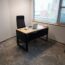 małe biurko do pracy z czarną płytą pod blatem