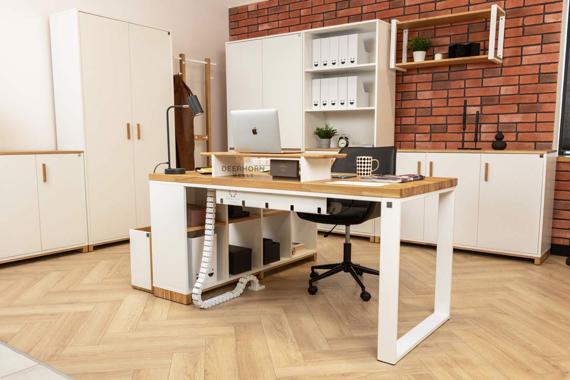 narożne biurko z białymi nogami i drewnianym blatem