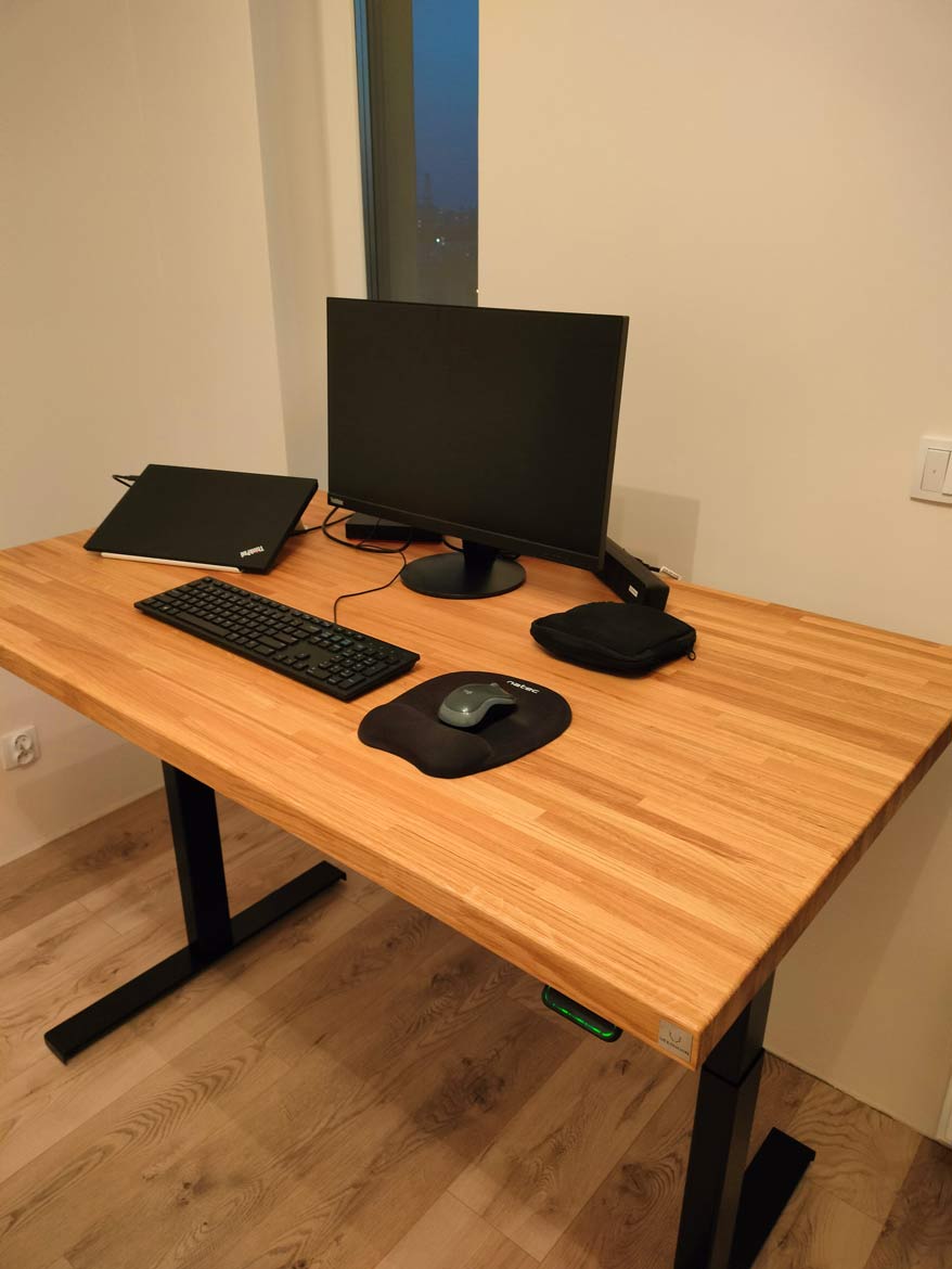 solidne biurko do pracy przy komputerze