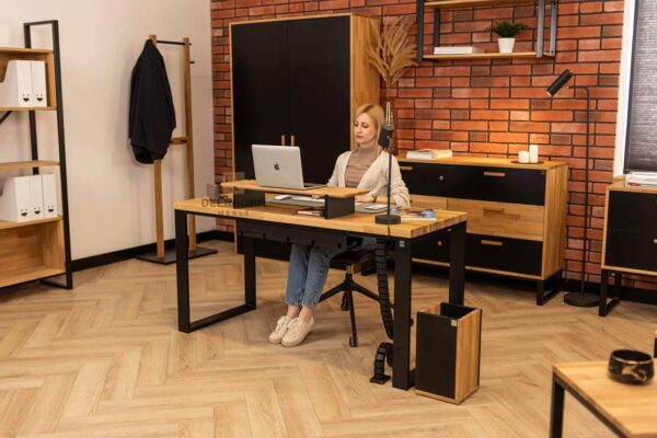biurko dla kobiety drewniane, widok na meble z dalsza