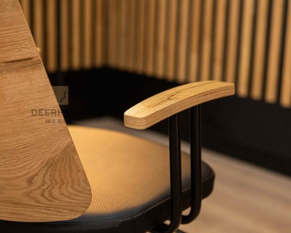 krzesło do biurka - zdjęcie z bliska na podłokietnik