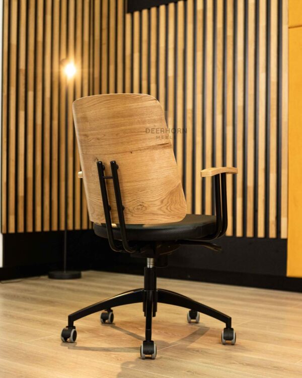 obrotowe krzesło do biura, widok z tyłu