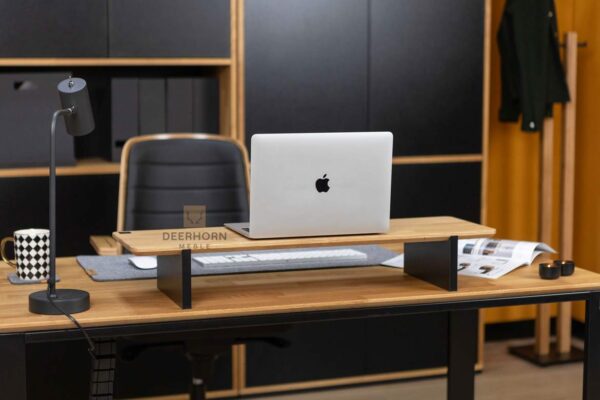 podstawki pod monitor na biurko, zbliżenie na podstawkę i biurko