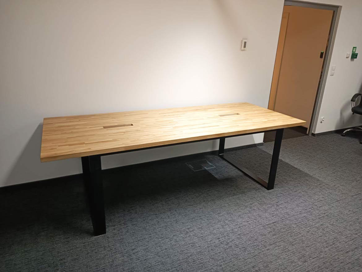 stół wykonany z drewna