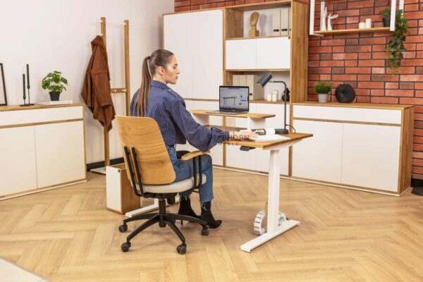 białe biurko dla kobiety pracującej