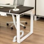 białe biurko z blatem w kolorze heban