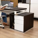 białe biurko z kontenerkiem biurowym