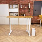 białe biurko z zestawem mebli biurowych