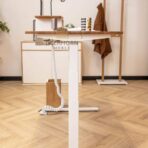 biurko wysokie na dużym stelażu