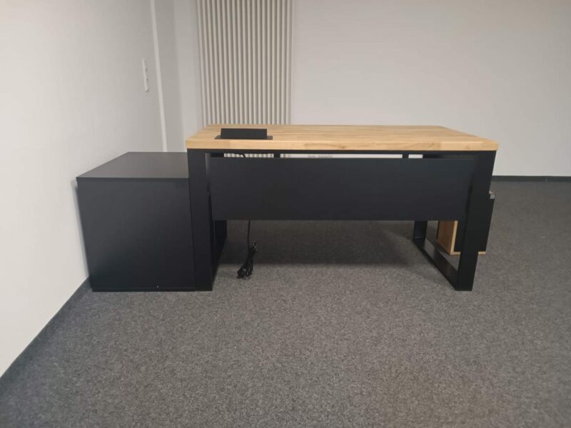biurko z czarnym kontenerkiem