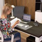 biurko z dużą ilością miejsca