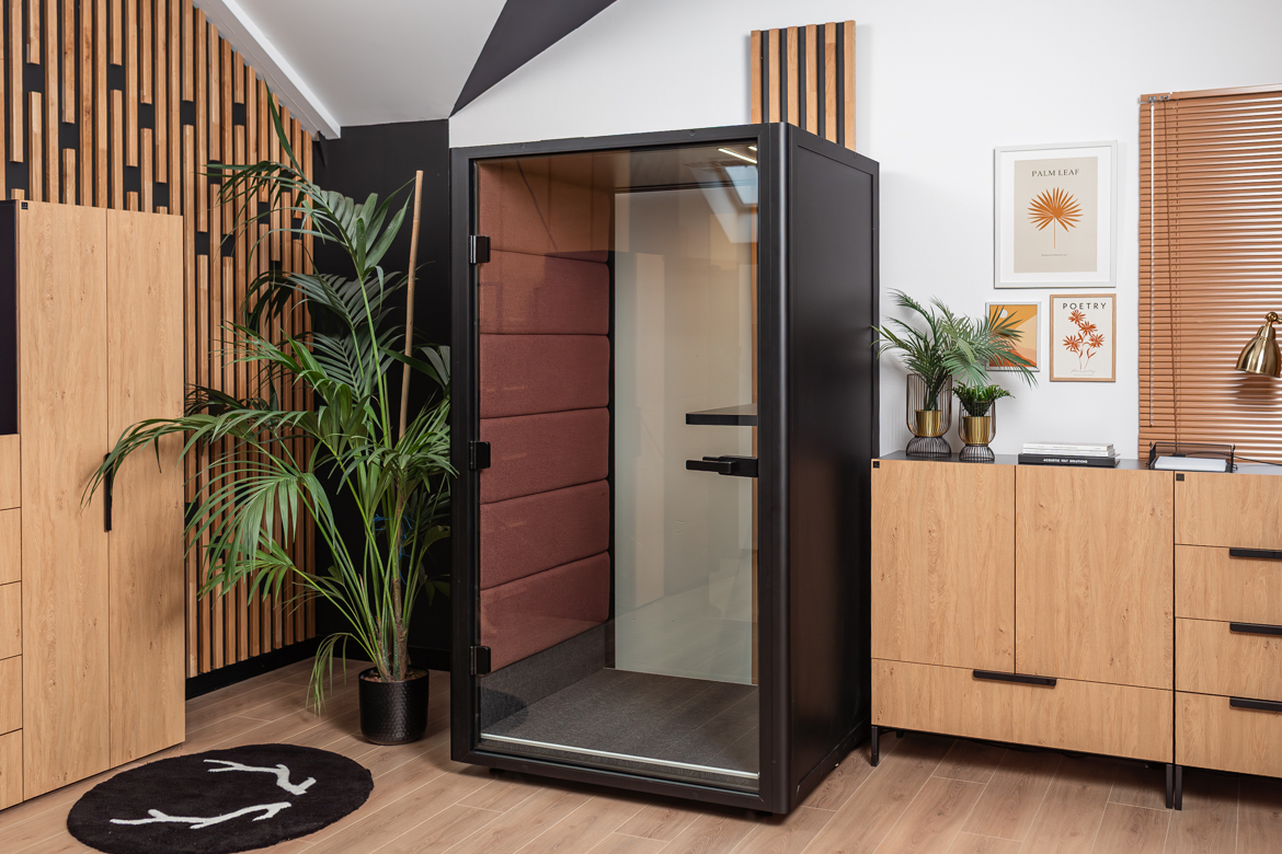 biurowa-budka-wyciszajaca-do-rozmow-sluzbowych biurowa budka wyciszająca do rozmów służbowych