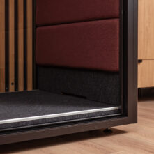 budka akustyczna do wideokonferencji w biurze