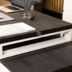 czarne biurko z drewna