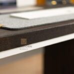 czarny drewniany blat