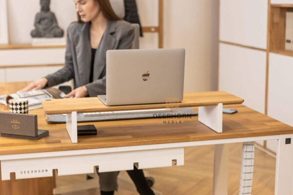 drewniane biurko pod laptopa