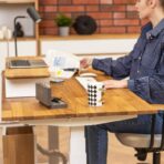 kobiece biurko dopasowane do wzrostu