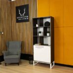 regał na metalowych nogach