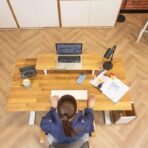 regulowane biurko w pracy