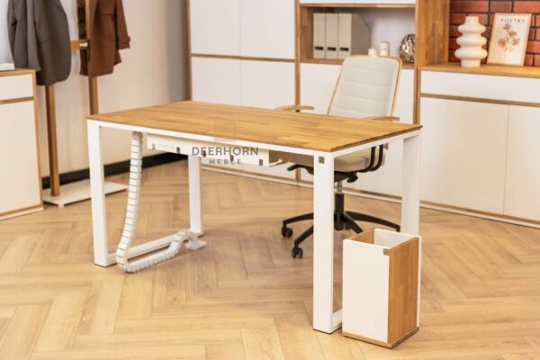 białe biurko z akcesoriami