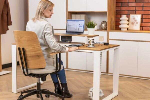 biurko białe z drewnem
