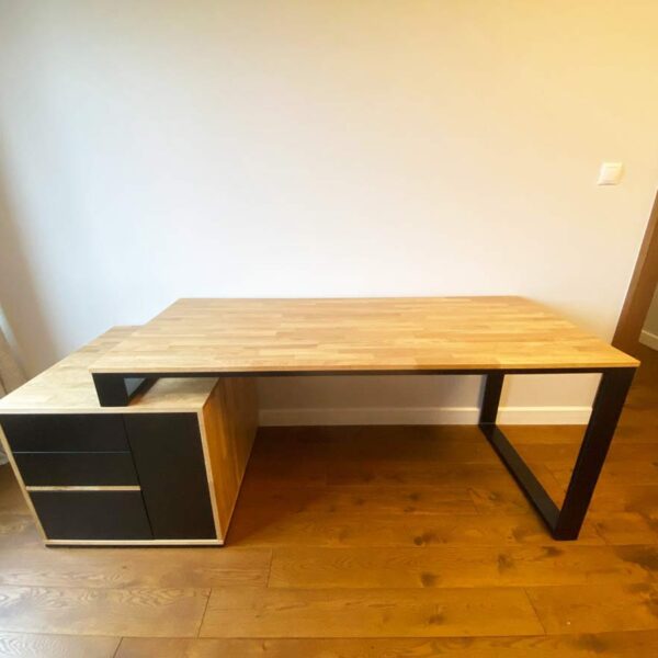 biurko z drewnianym blatem, metalowymi nagami i czarnym kontenerkiem z szufladami po lewej stronie