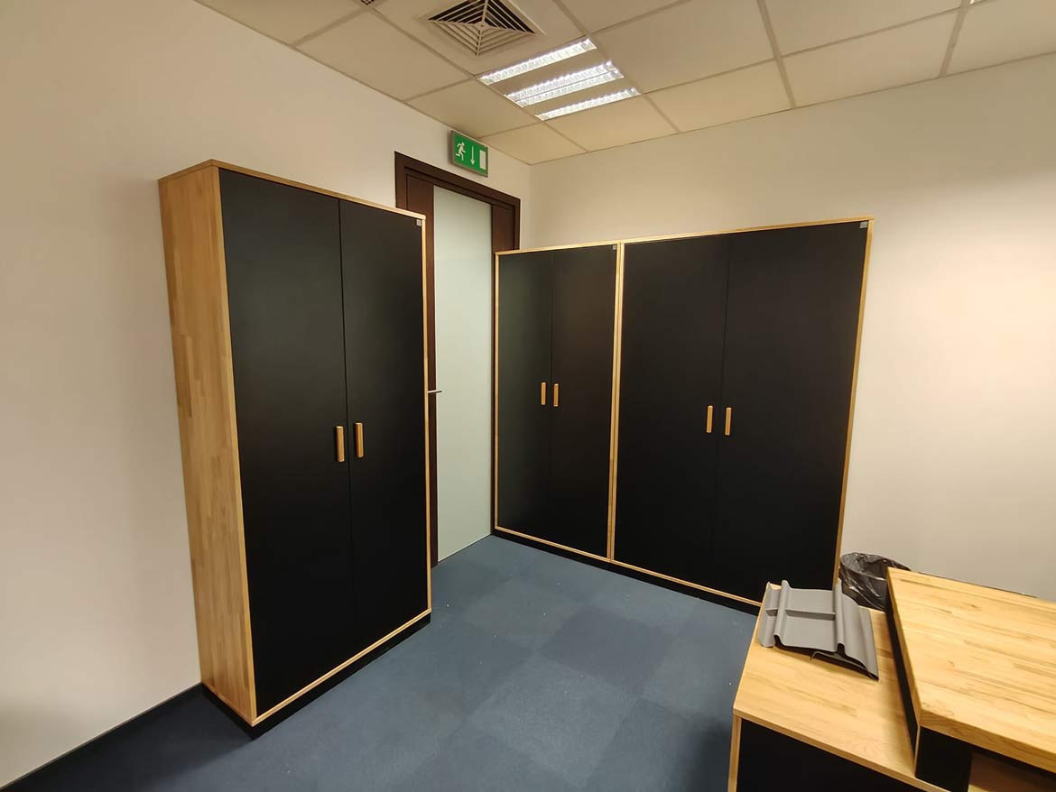 trzy czarne szafy z czarnymi drzwiami, dębowymi korpusami i drewnianymi uchwytami