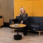 czarny stolik z drewnem